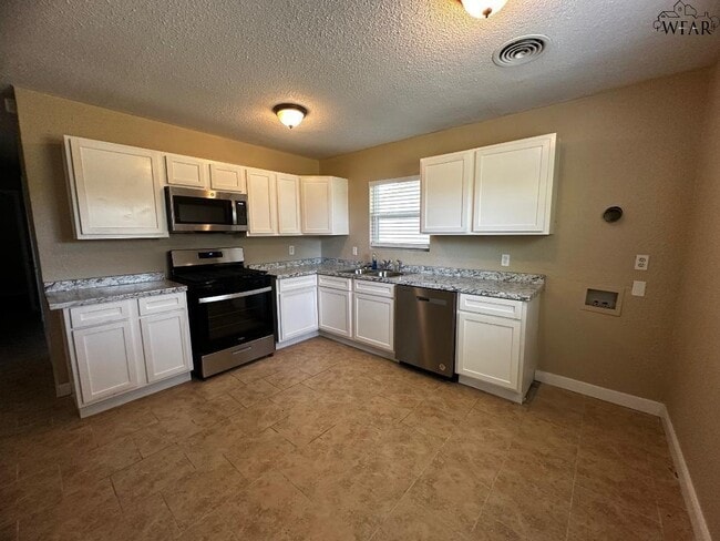 Building Photo - 1605 Avalon Pl