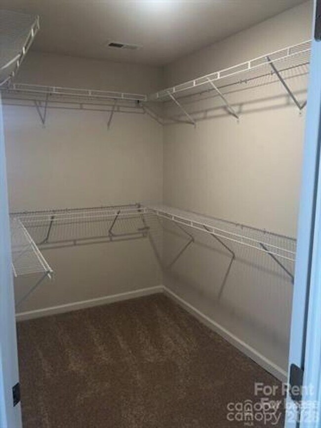 Building Photo - 3 bedroom townhome available now!