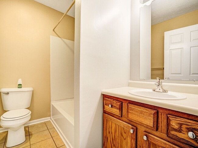 Building Photo - 2 Bedroom, 1 Bathroom Apartment with Patio or Balcony at Pennington Court - 980 Sq Ft
