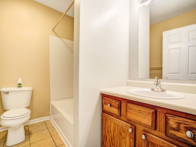 Building Photo - Pennington Court Apartments -  Washer/Drye...