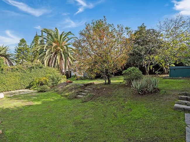 Building Photo - 1044 Manzanita St