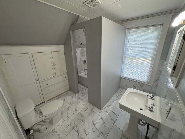 Building Photo - Charming 3-Bed Home with Spacious Layout & Large Backyard