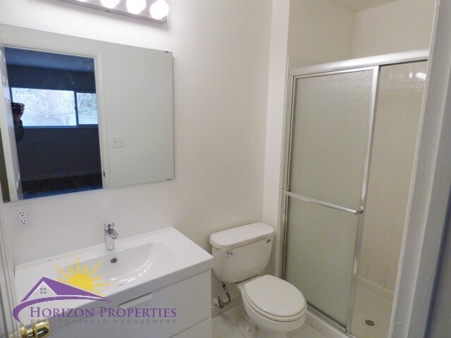 Building Photo - 4000-4002 Earnscliff Ave