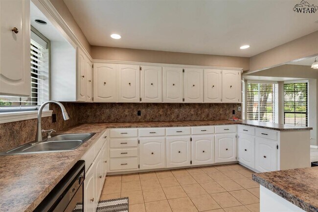 Building Photo - 4301 Shady Ln