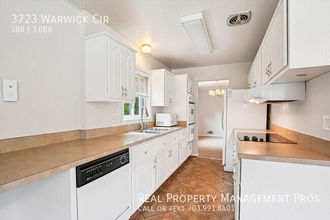 Building Photo - 3723 Warwick Cir