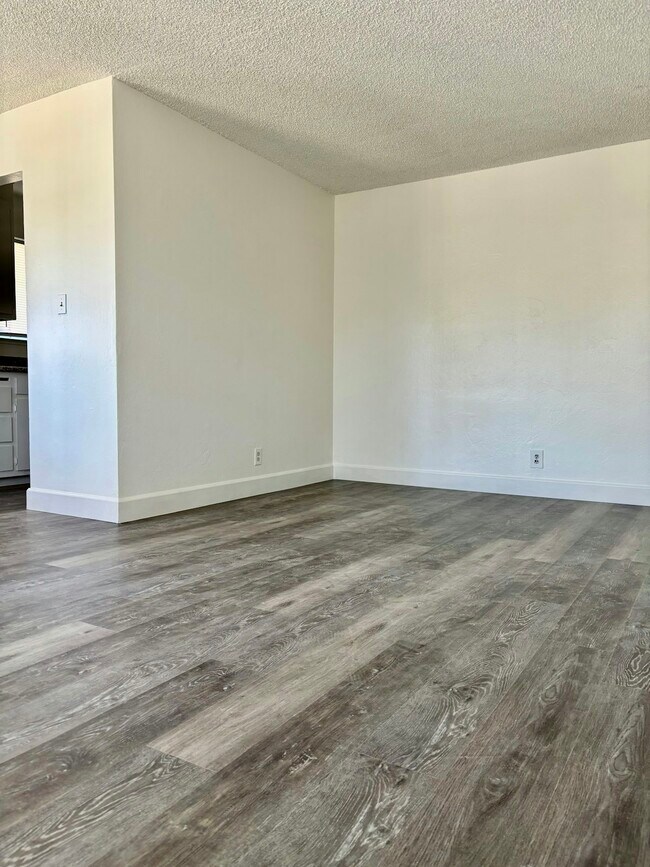 Building Photo - 1331 Pinetree Dr