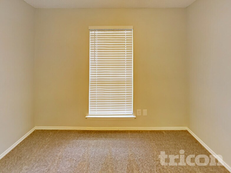 Building Photo - 521 Clover Dr