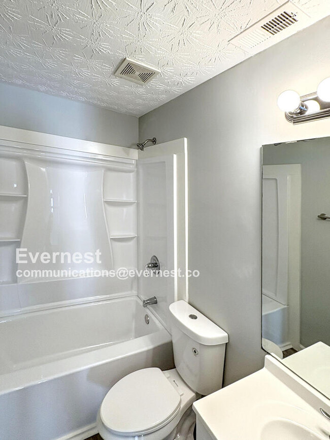 Building Photo - 632 Addison Way