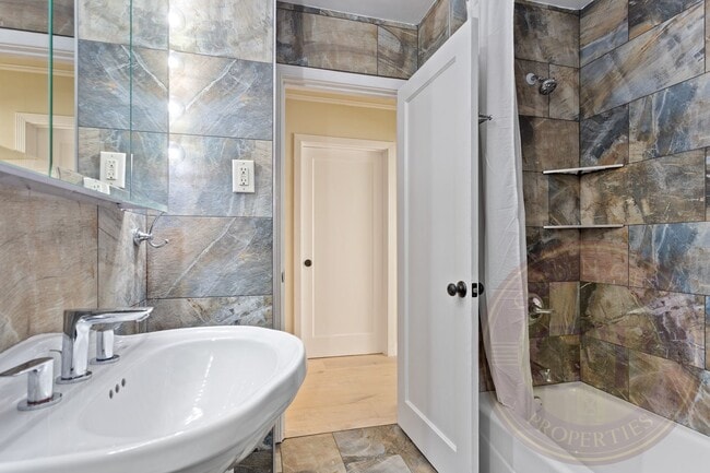 Building Photo - Collingwood Street - 450-452