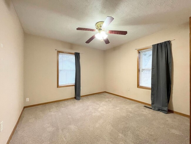 Building Photo - 2 Bedroom House With Basement