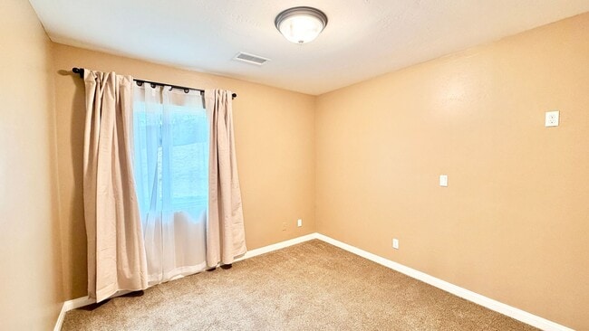 Building Photo - Nicely Updated Single-Story on quiet cul-de-sac Street just Minutes to Downtown Fallbrook!