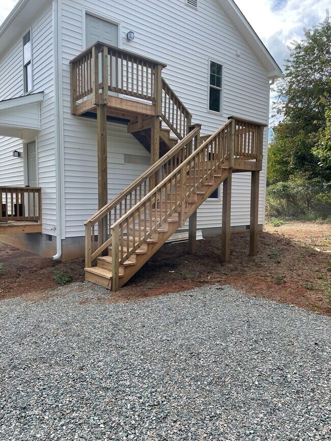 Building Photo - 3 bedroom / 1 bath Duplex / Apartment Cumberland, VA