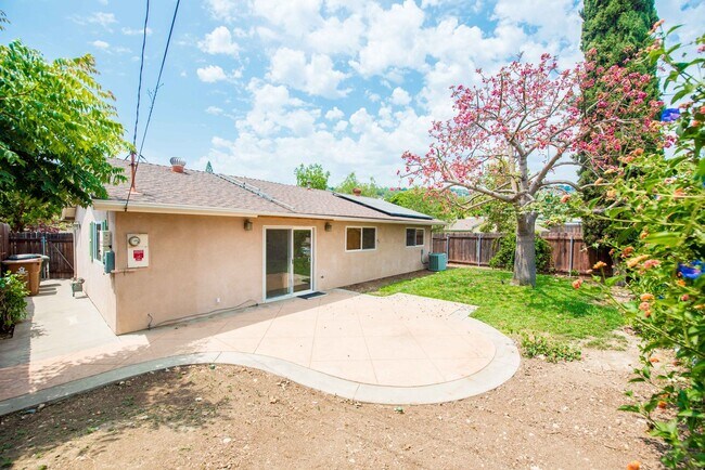Building Photo - 3 Bedroom Single Family Home in the Brea-O...