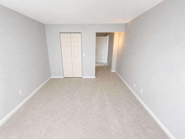 Building Photo - 345 N La Salle Dr