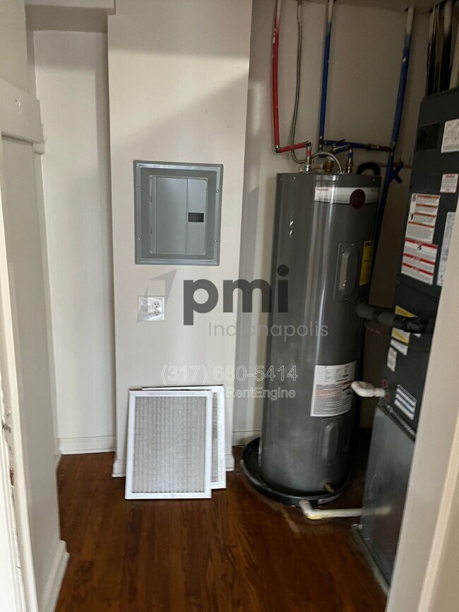 Building Photo - 1 W 28th St