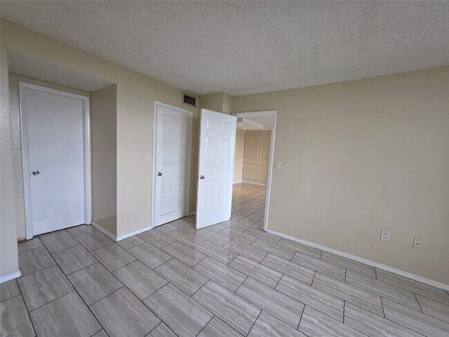 Building Photo - 15600 NW 7th Ave