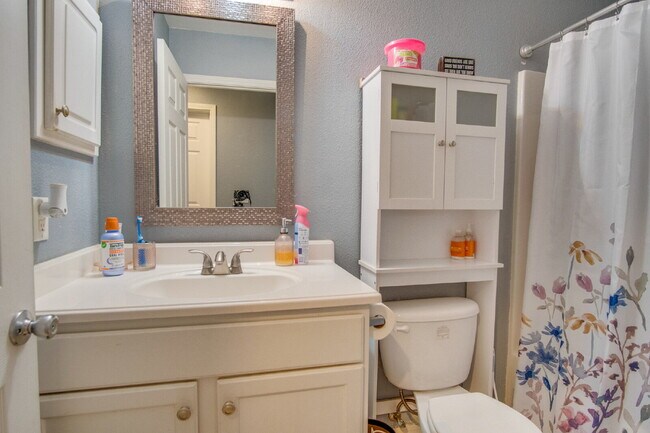 Building Photo - Spacious 3 Bedroom Home Minutes from Downtown Pensacola! Available February 1st