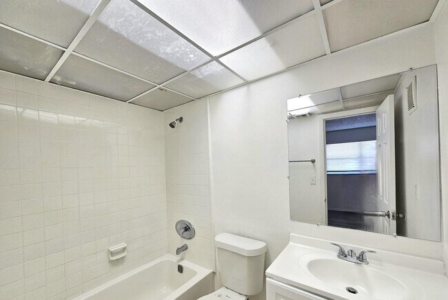 Building Photo - 7801 S Colony Cir