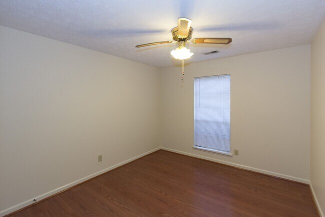 Building Photo - COMING SOON - Spacious 3 Bedroom, 2 Bathro...