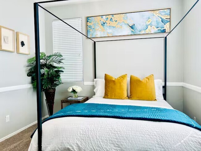 QUEEN BEDROOM W/ BUILT IN DESK - 3112 S Lois Ln