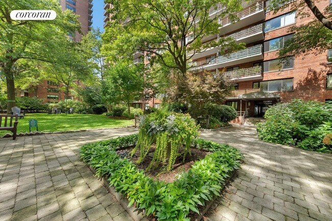 Building Photo - 400 Central Prk W