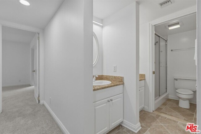 Building Photo - 435 N Oakhurst Dr