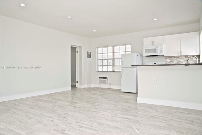 Building Photo - 4105 N Ocean Dr