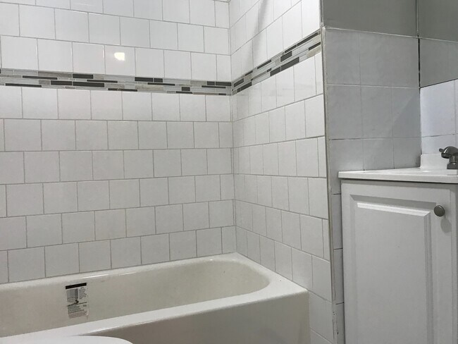 Building Photo - 452 Poplar St