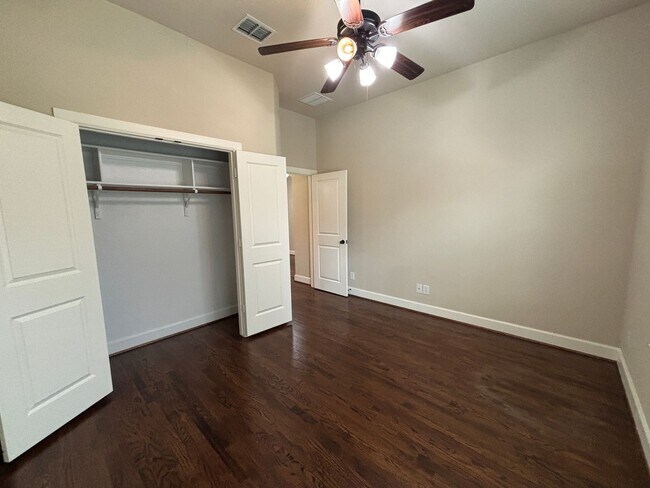 Building Photo - 5 BR/4BA | Updated Single Family Home | 2-Car Garage | Gated backyard