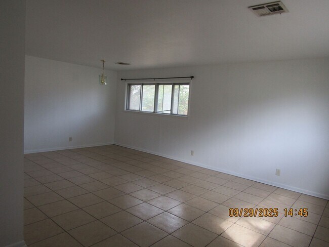 Building Photo - Very nice spacious home! No Carpet! Pet Fr...