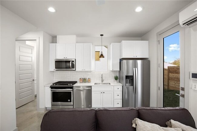 Building Photo - 2413 E 9th St