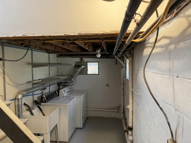 Washer/dryer - 302 Robertson Ave