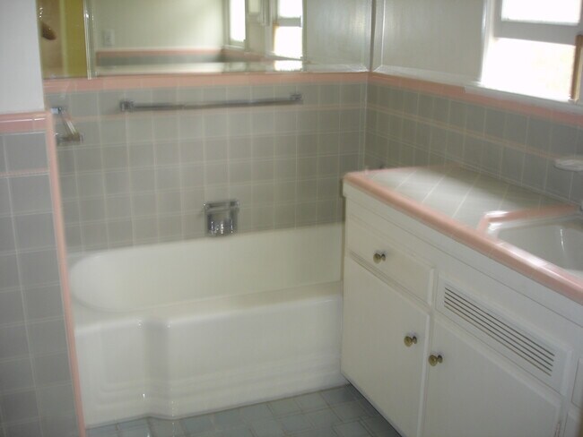 Building Photo - 1534 Veteran Ave