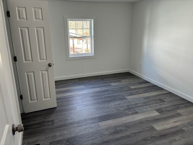 Building Photo - Welcome to the Heart of Unionville prime location!