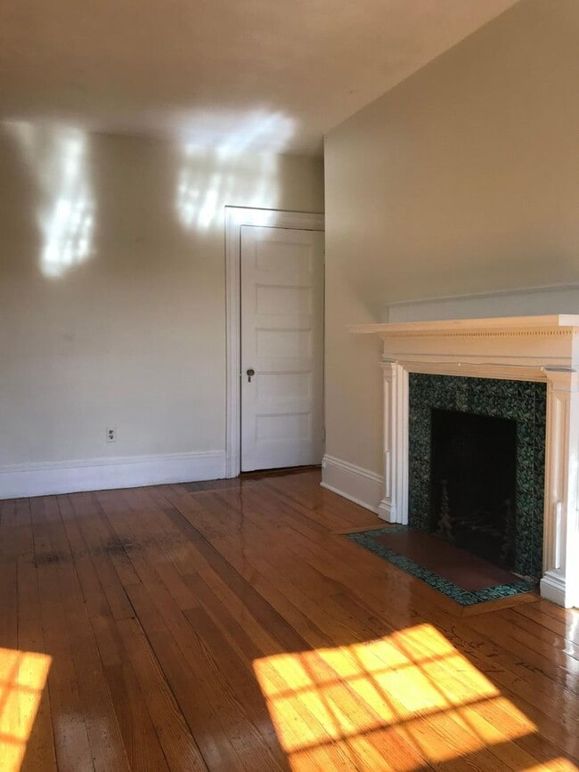 Building Photo - Newbury St 2bed / 1bath available 9/1/2026 - $3995