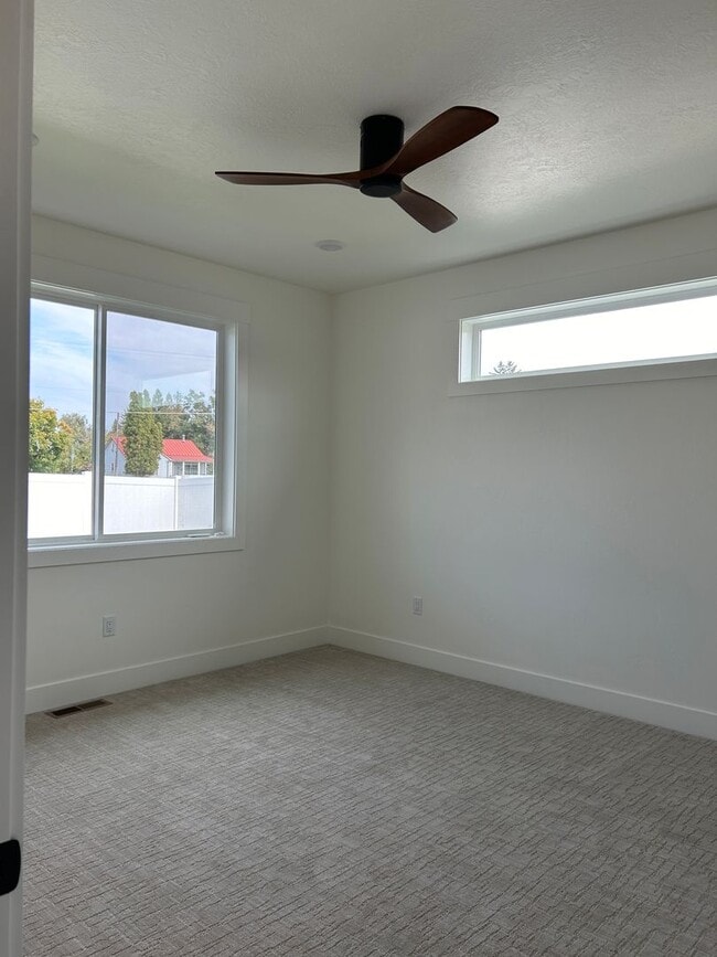 Building Photo - Custom Condo in Hamilton