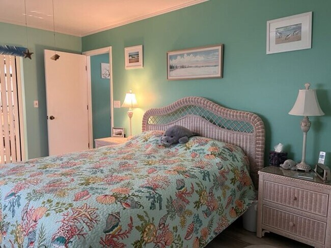 Building Photo - Bring your dog!  2 bedroom, 2 bath, Single family home in South Venice