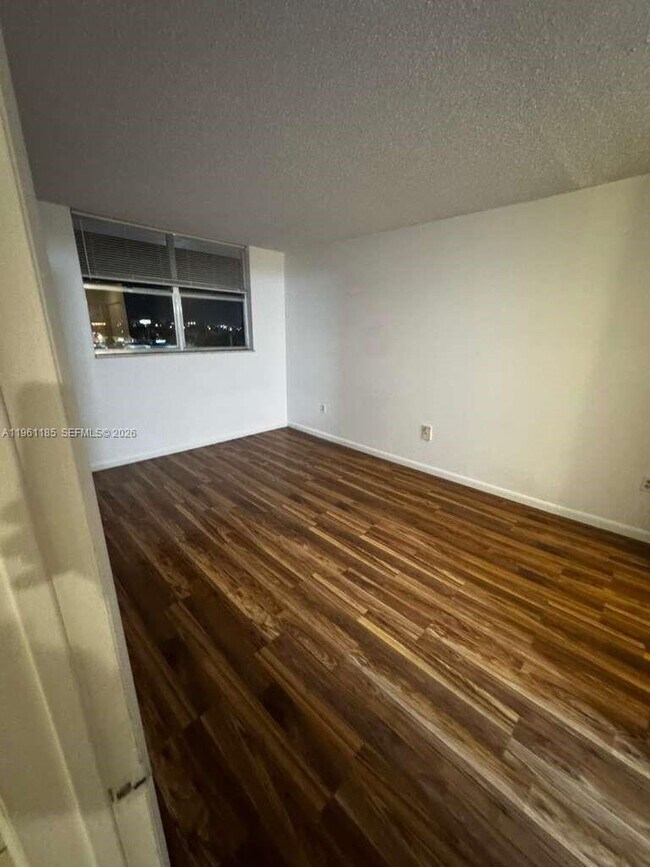 Building Photo - 16465 NE 22nd Ave