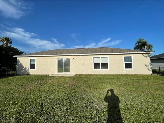 Building Photo - 1409 SW 11th Pl