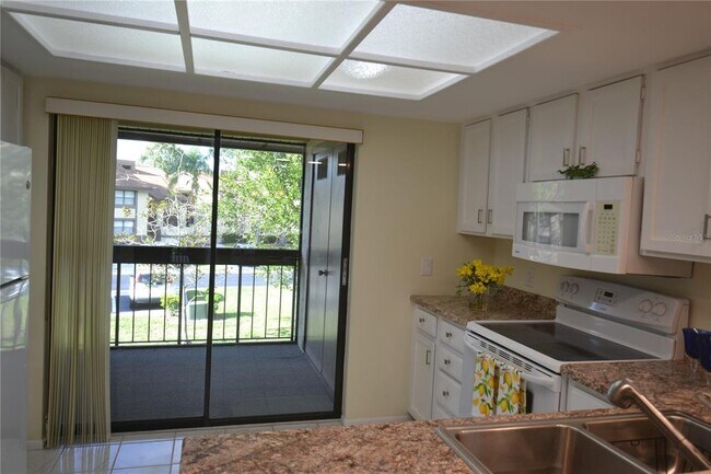 Building Photo - 226 Woodlake Wynde