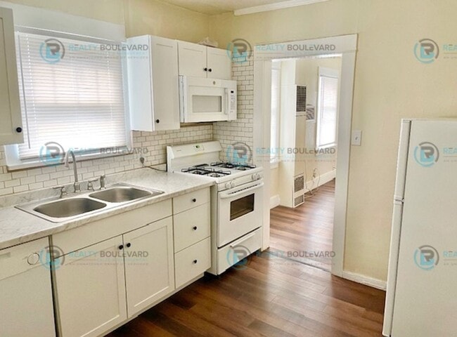Building Photo - Cute Cottage in Downtown Reno with a private front and back yard! Near UNR, Shopping, Busses & fr...