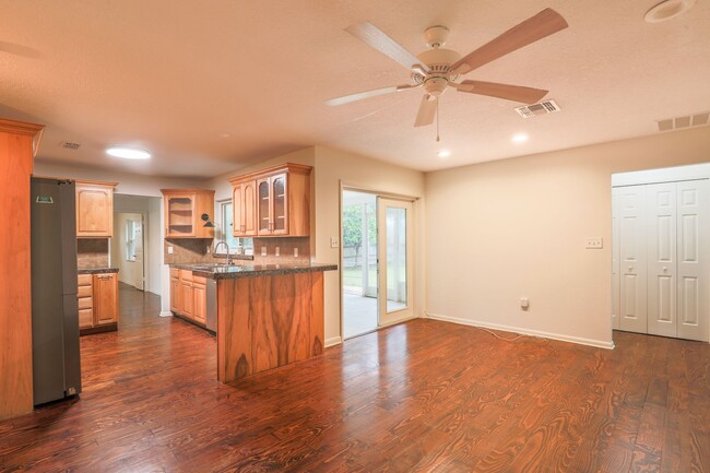 Building Photo - BEAUTIFUL 3 BEDROOMS SINGLE FAMILY HOME LO...