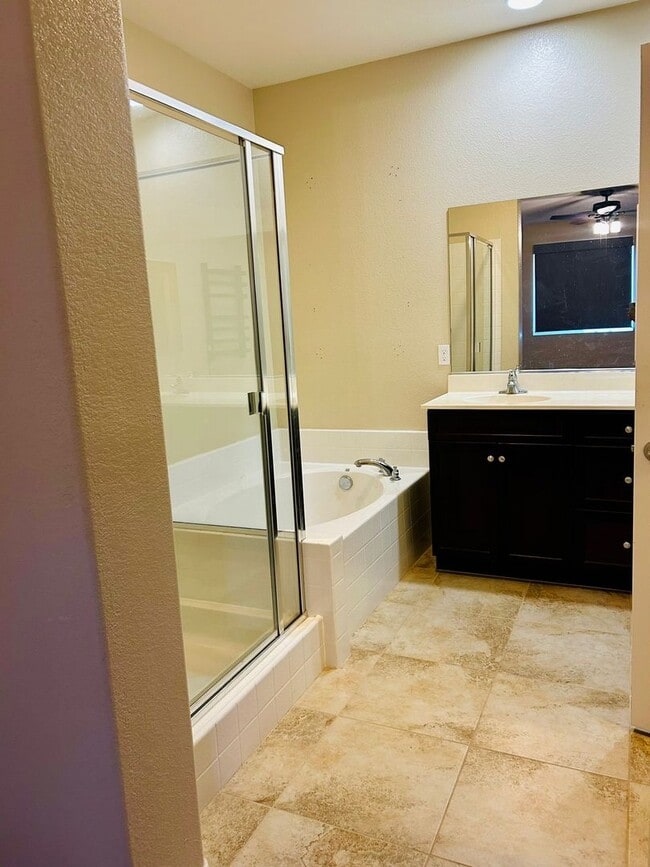 Building Photo - Beautiful TownHouse available in Brawley