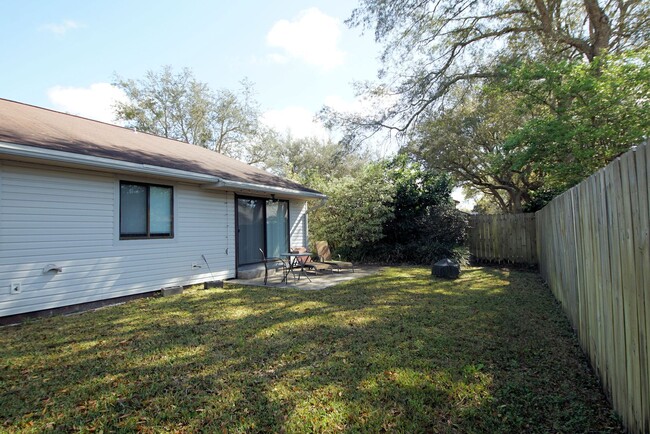 Building Photo - Central Niceville Location