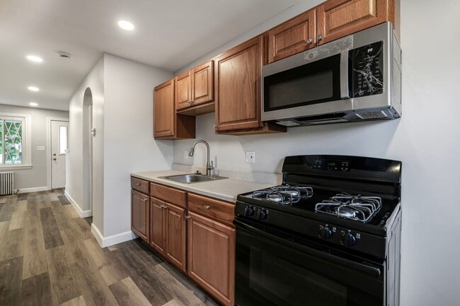 Building Photo - Newly Renovated 5BR/2BA Row home