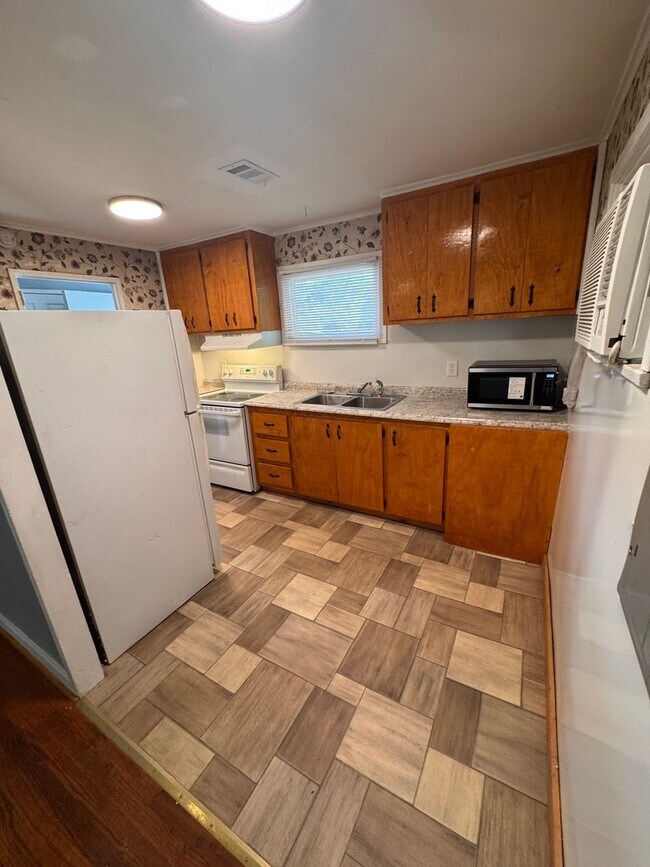 Building Photo - 413 Dell Dr