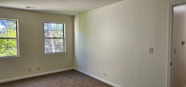 Building Photo - 1 Acorn Ln