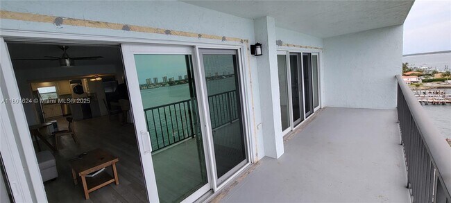 Building Photo - 3040 Lake Shore Dr