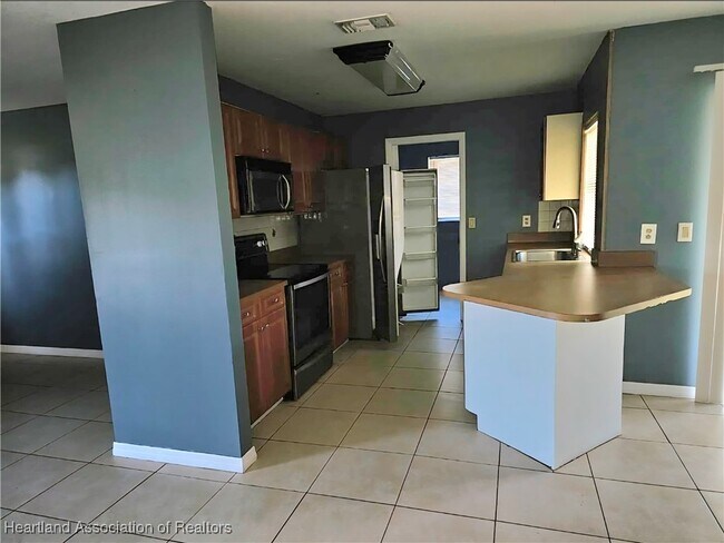 Building Photo - 138 Friendly Cir