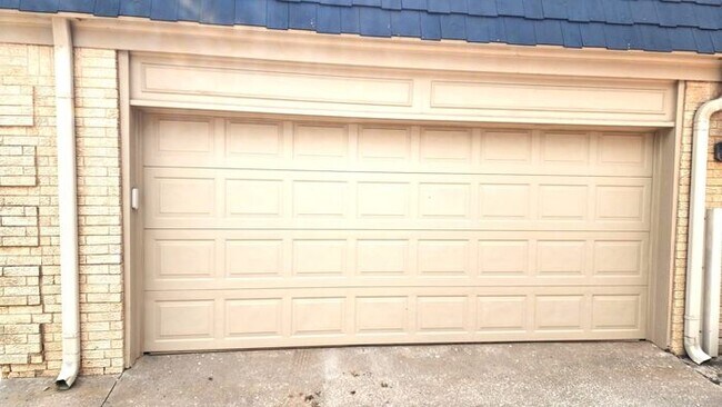 Building Photo - 3 Bed 2 Bath Townhome in Lakehurst Add NW OKC